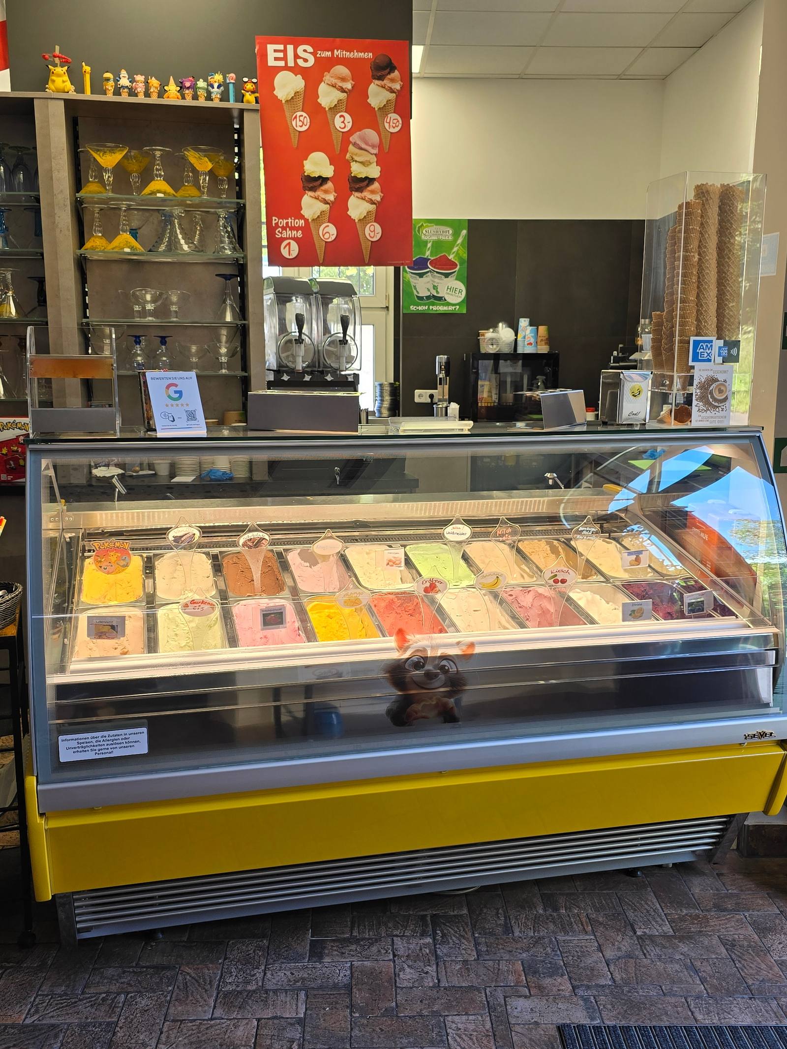 Eisvitrine mit verschiedenen Eissorten