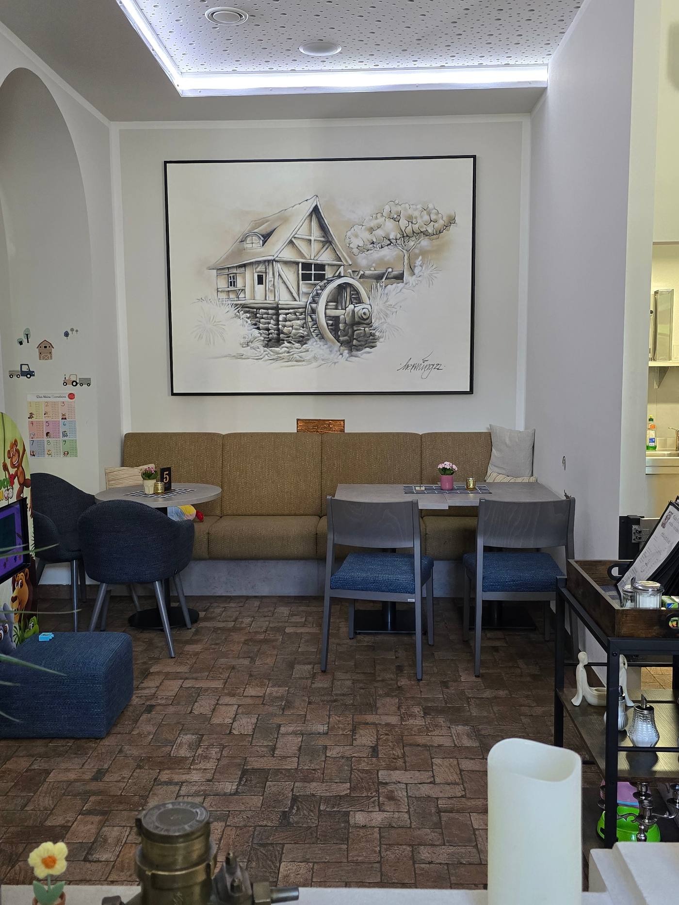 Sitzbereich im Eiscafé im Alten Wasserwerk